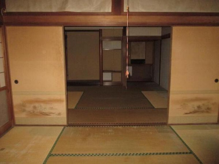 【リフォーム前】玄関からすぐの6帖和室です。畳、襖、障子の張替を行います。