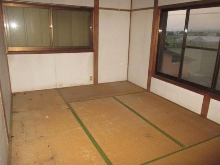 【リフォーム前】2階の南側の6帖和室ですが洋室へ変更します。