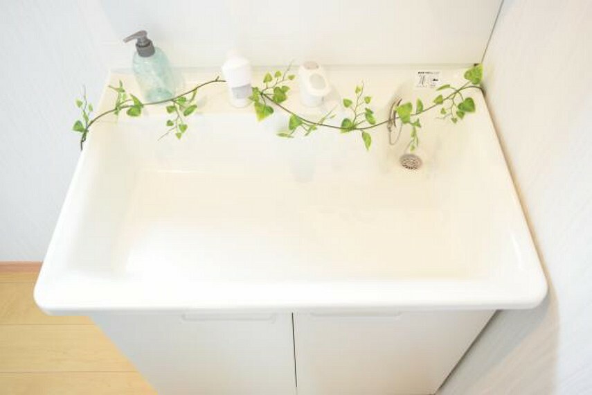 【同仕様写真】新品の洗面化粧台は、花瓶やバケツの水汲みに便利なリフトアップ式。伸縮するシャワーホースで朝シャンも楽々。朝の時間短縮にも役立ちます