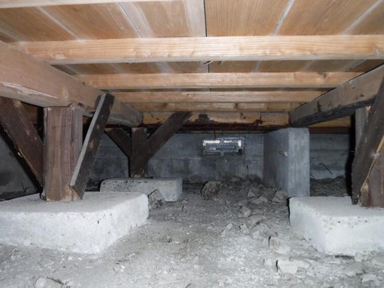 構造・工法・仕様 中古住宅の3大リスクである、雨漏り、主要構造部分の欠陥や腐食、給排水管の漏水や故障を2年間保証します。その前提で床下まで確認の上でリフォームし、シロアリの被害調査と防除工事もおこないます。