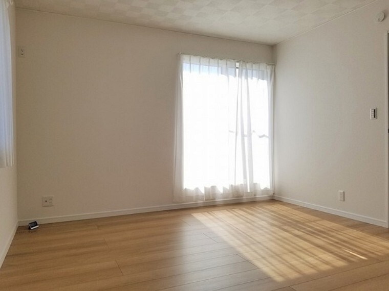 寝室 寝室・8帖。バルコニーへ続く明るいお部屋。クローゼット付きで収納も充実していて寝室として使いやすいお部屋です。