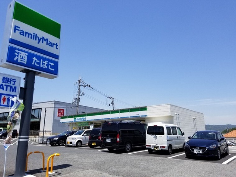 コンビニ ファミリーマート葛城忍海店