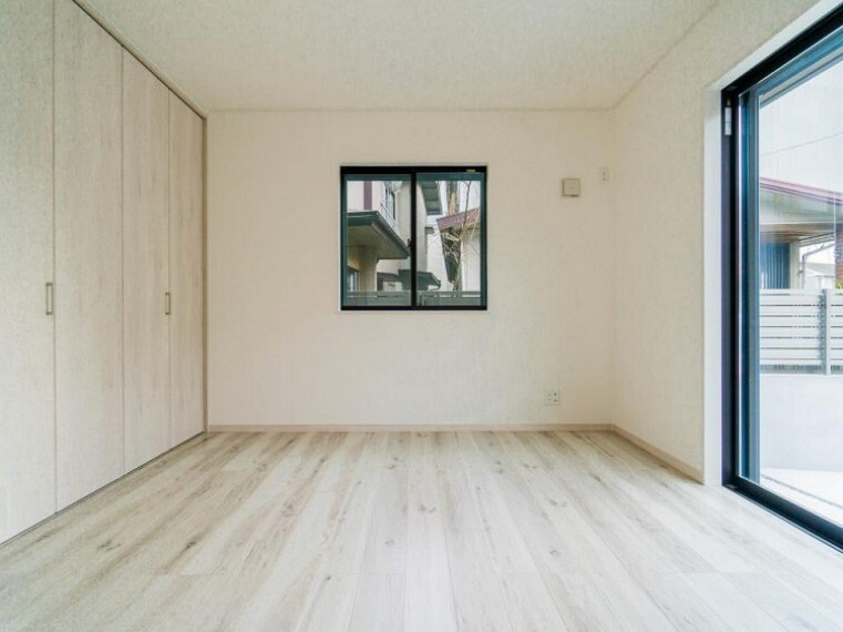 洋室 ひとりの時間をまったり過ごしたり、静かな環境で趣味に打ち込んだり、自分時間を快適に過ごすプライベートルーム。内装内観写真-洋室