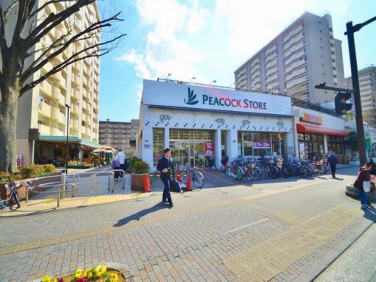 スーパー ピーコックストア本郷台店(営業時間は朝9時から深夜1時。帰宅時間が遅くなるの方にも優しい高品質スーパー。電子マネーWAONがご利用可能です!)