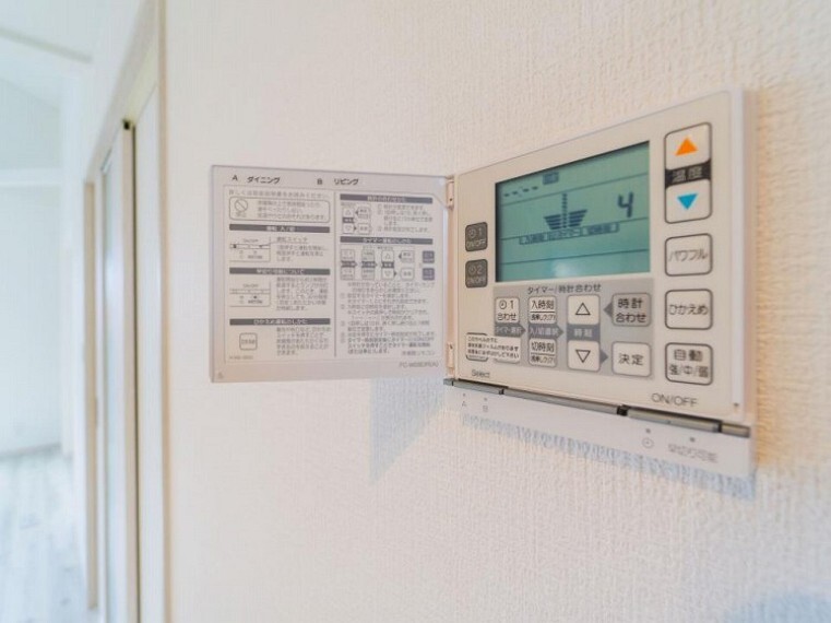 リビングを足元から暖める床暖房。お部屋の空気を乾燥させること無く、クリーンに暖めるので、冬のお肌にも嬉しい機能。