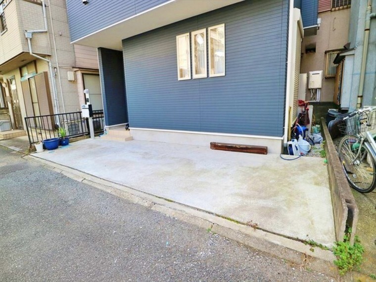 駐車場 出入りラクラクな駐車スペースです。車通りも少ないのでゆっくりと駐車ができます。