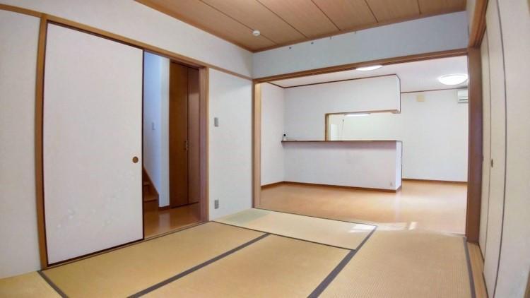 和室 玄関からも入れる2WAYな和室。ソファがあっても床でゴロゴロしちゃうという方は、柔らかな畳の和室リビングがやっぱりオススメ! ベビー・キッズスペースとしても便利です。
