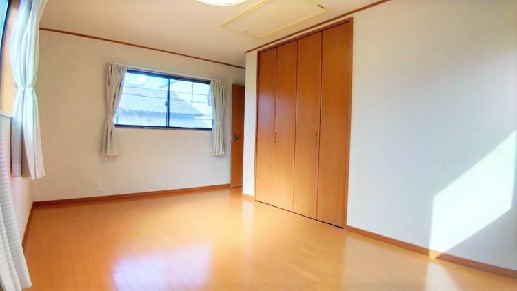 洋室 洋室9帖。天井までしっかり収納できる大容量クローゼット付で、収納家具不要でお部屋を広々ご使用いただけます。