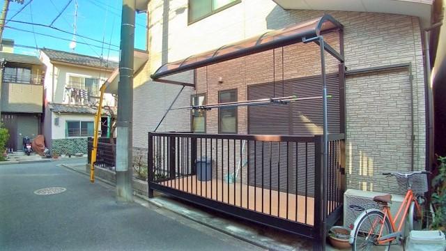 外観写真 屋根付きの物干しスペースは洗面室からも近く、洗濯してから干すまでの動線がスムーズな家事楽レイアウトです。