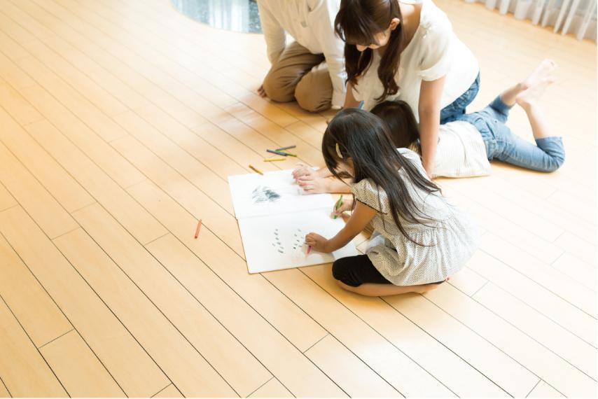 床暖房 リビングダイニングキッチンに床暖房を採用。足元から部屋全体を穏やかに温めるので、ハウスダストの巻き上げや、空気の乾燥も抑えることができます。
