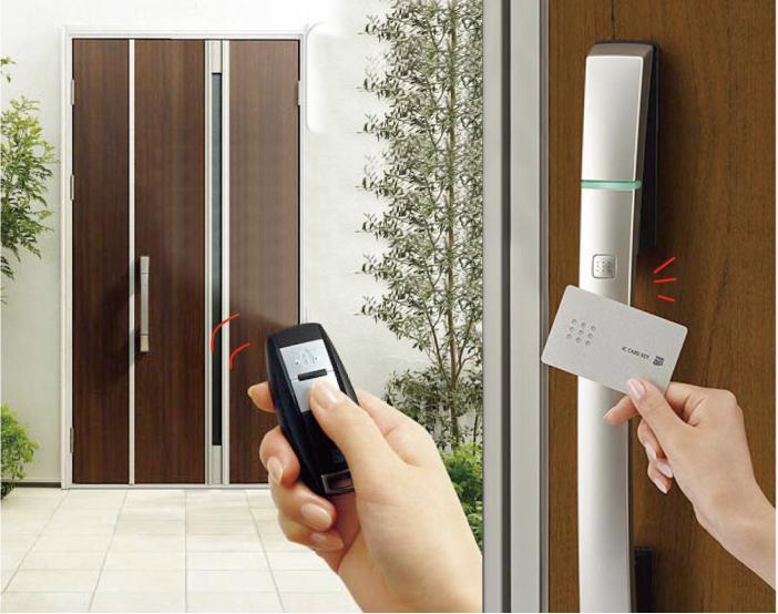 スマート電気錠 リモコン+カードで開閉可能なスマート電気錠。リモコンを持っていれば、ハンドルのボタンを押すだけで、上下2つのカギを一度に開け閉め。離れたところからリモコン操作もできます。※imagephoto