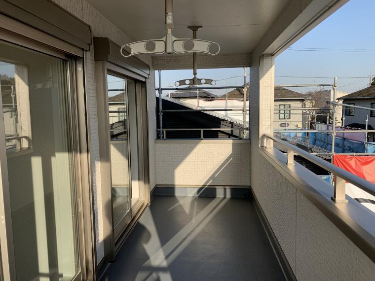 バルコニー 広いバルコニーは南向き 屋根があるので仕事の日の怪しい天気の洗濯も安心です