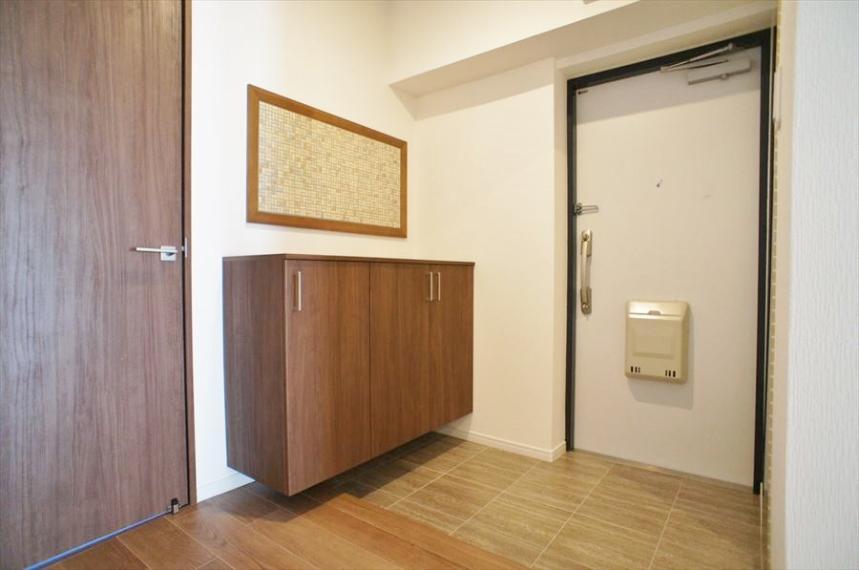 玄関 玄関の三和土部分も広々していて、まさに帰りたくなる家です!お部屋全体にもしっかりと統一感があるリノベーションで、細部にまでこだわっていらっしゃいます!是非現地をご覧ください!
