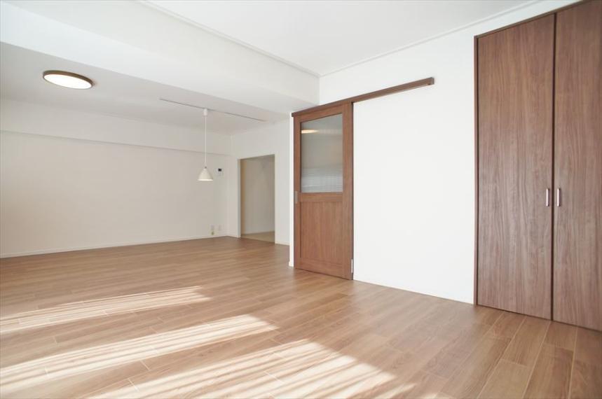 リビングダイニング 7階部分、南向きのお部屋ですので、室内は非常に明るく気持ちの良い空間です!前面を遮る建物もないので、通風も良好ですよ!約21.7帖の大型リビングを是非現地で体感してください!