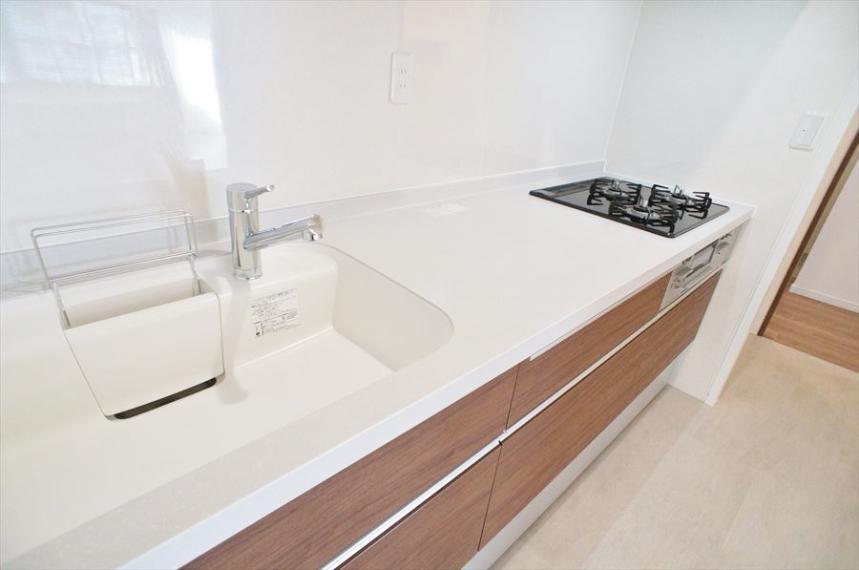 キッチン 2019年11月に室内大規模リノベーション済のお部屋です!システムキッチンもその時に交換済みですよ!シンクや天板も広く、家事が楽しくなるキッチンですね!お部屋との統一感もあり、素敵な空間です!