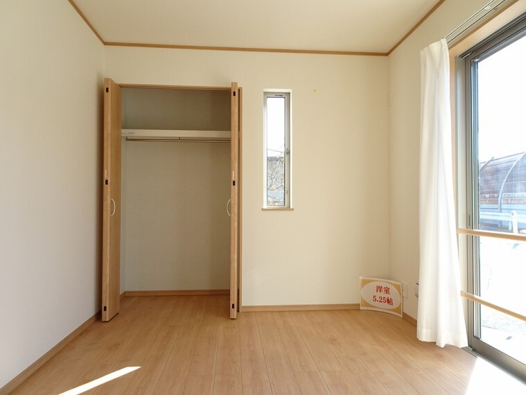 洋室 施工例 1階 洋室 来客時にも重宝するお部屋です 物入も付いてますのでテーブルや椅子の収納にも最適です