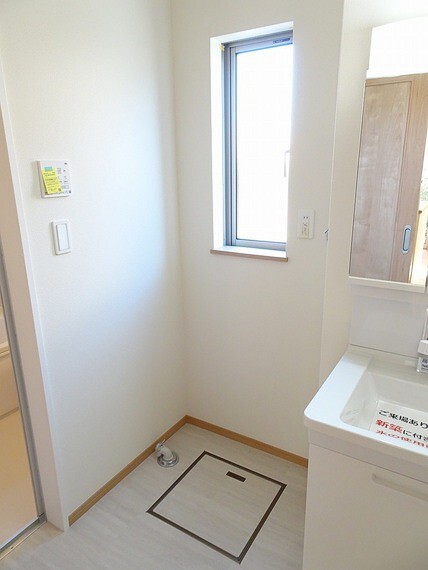 施工例 洗濯機置き場には窓が付いてるので換気や湿気対策にも便利です