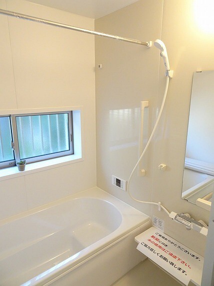 浴室 施工例 室内干しに便利な浴室乾燥機、暖房、涼風、24時間換気扇付きのシステムバスです