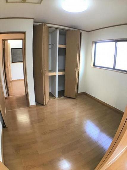 洋室 3階の4.5帖のお部屋は子供部屋としても収納部屋としてもいいかもしれませんね。
