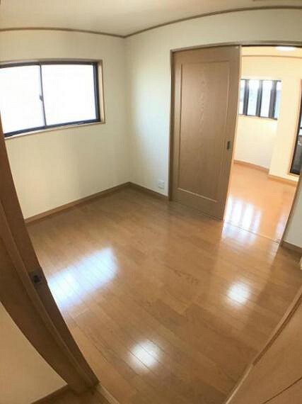洋室 3階の4.5帖のお部屋からは小屋裏収納が使えます。収納力タップリなのはうれしいですね。