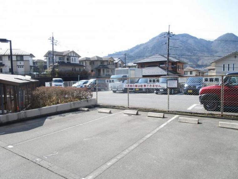 【建物設備写真】お客様用駐車場になります。三台分確保されており、お友達の来客の際にも安心ですね。