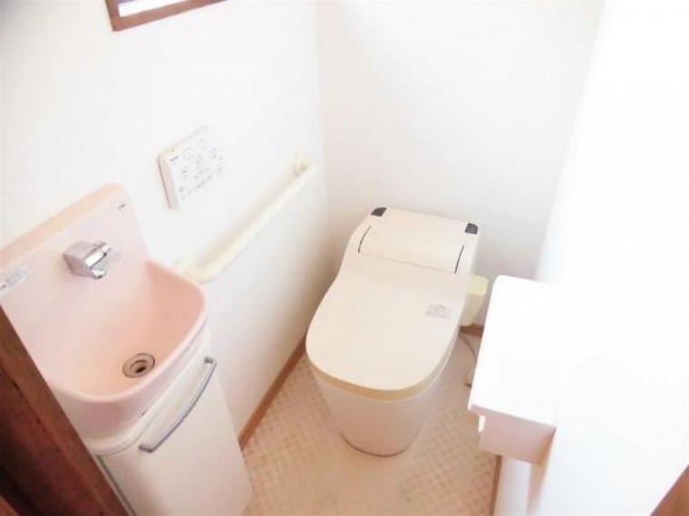 トイレ 【リフォーム前写真】トイレの写真です。既存のトイレを撤去して、LEXEL製の温水洗浄機能付きのトイレに新品交換します。お肌が直接触れる部分だからこそ新品だと嬉しいですね。