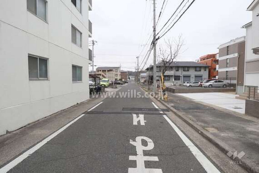 現況写真 物件の北東側前面道路(北西側から)