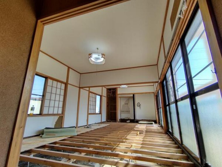 【リフォーム中】一階は間取り変更を行い、洋室9帖に変更予定です。ます。壁天井のクロス張替え、床はフローリングで施工を行います。南西側掃き出し窓から入る光がとても気持ちいいです。押入もあるため、収納に困りません。