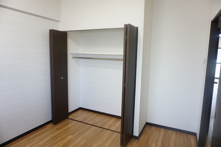 子供部屋 広めのクローゼットがある5帖の洋室です。荷物もすっきり片付けられ、ゆとりのある暮らしが出来ます^^