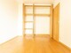 収納 右はお洋服を片付けるのに使える収納空間。左は本や書類を片付けるのに適した収納スペースとなっております。