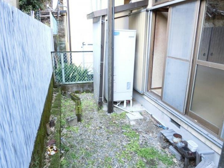 庭 【リフォーム中】南西側の庭になります。防草シートを敷いた後、砕石を敷きます。草むしりの手間も少なくなります。