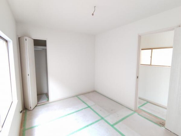 【リフォーム中】2階南東側のお部屋は、和室から洋室に間取り変更を行います。畳からフローリングへの張替、壁・天井の下地張替後、クロス仕上げ、LED照明器具の新設、扉の新品交換を行います。