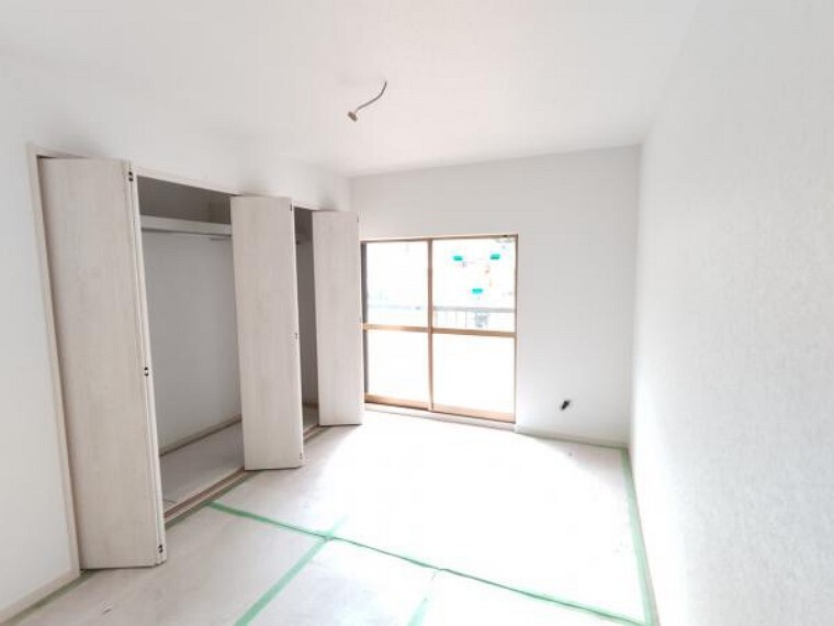 【リフォーム中】南西側のお部屋も洋室へ間取り変更を行います。畳からフローリングへの張替、壁・天井の下地張替後、クロス仕上げ、LED照明器具の新設、扉の新品交換を行います。