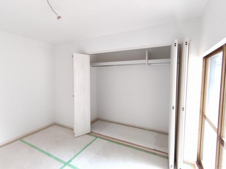 【リフォーム中】南西側のお部屋の別アングル写真です。床も壁も扉も新品に交換されたら、明るく清潔感のある空間に生まれ変わります。