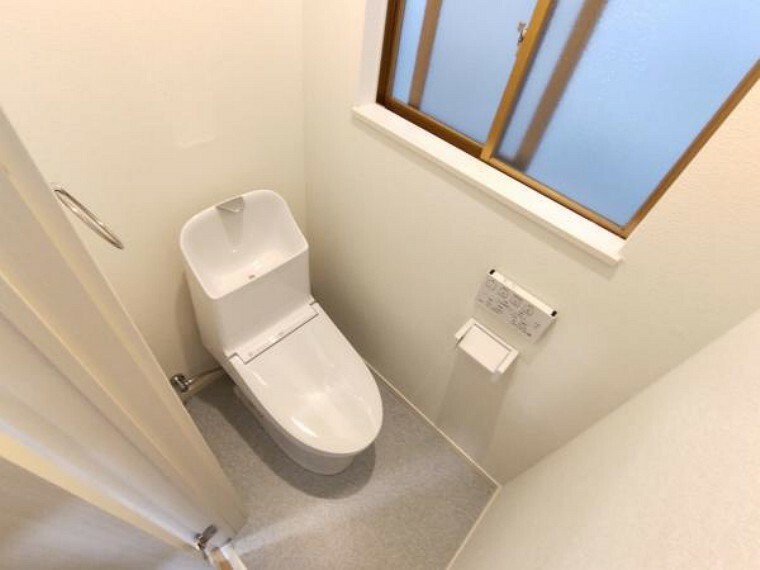 トイレ 【リフォーム完成】トイレはTOTO製の新品に交換しました。ウォシュレット機能も付いています。換気扇も設置しました。