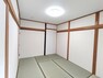 【リフォーム完成】1階和室は、畳の表替え、壁紙尾張替、収納の新設、照明器具の新品交換を行いました。客間としても寝室としてもお使いいただけますね。