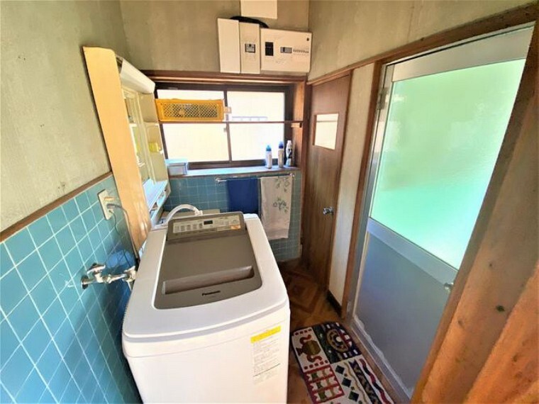 洗面化粧台 窓付きの明るい洗面所で、朝の身支度やお洗濯も快適ですね