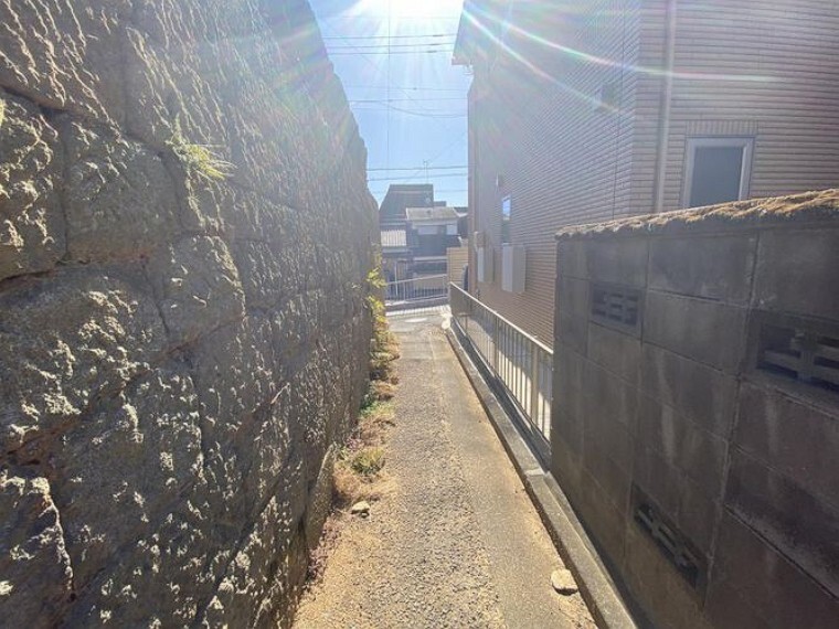 現況写真 前面道路が建築基準法外の道路の為、再建築不可。
