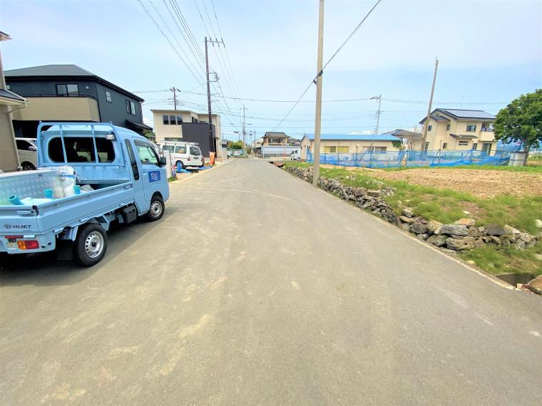 現況外観写真 前面道路は東側に6.5m! 交通量も少なく、駐車もしやすいです!