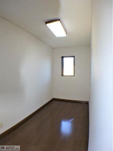 収納 大きな納戸には、季節物の衣類などまとめて収納でき、お部屋を広く使えます。
