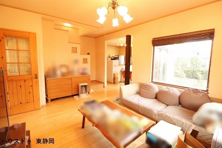 居間・リビング 建具や壁紙・仕切り壁等にこだわり、お洒落な空間になっています。