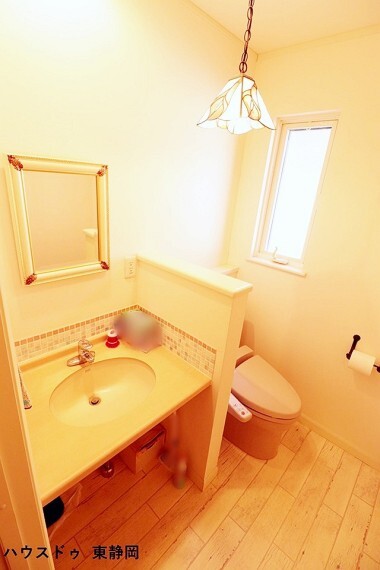 トイレ 2階トイレ。広く開放的で可愛らしい印象のトイレです。大人も子どもも快適な自動温洗浄便座機能付きです。窓もあっていつも清潔に保てます。