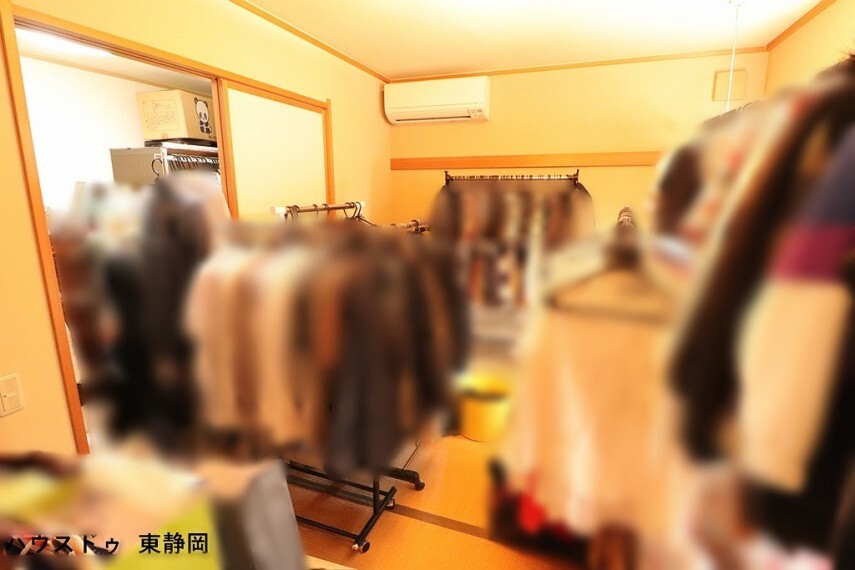 和室 4帖和室。いつでもごろんと寝転がれるようなスペースがある暮らしでリラックスができますね。布団や大型の家電なども収納できる納戸付きです。