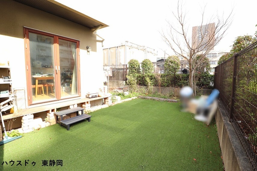 庭 リビングとダイニングから見えるお庭は、お子様が遊ぶのにも安心ですね 夏にはプールも楽しめる広さが嬉しいですね