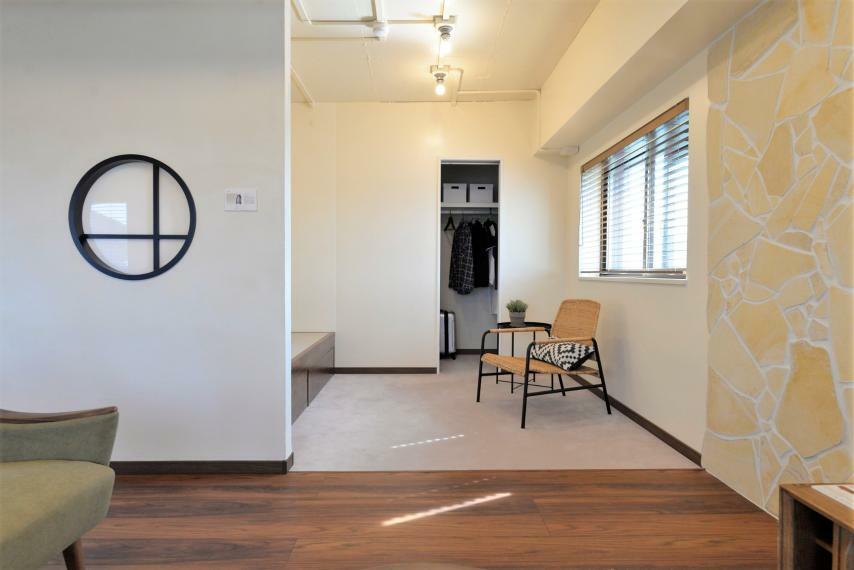 洋室 リビングに併設の洋室はカーペット貼りの床でほっと寛げる空間です（居住前2021年2月撮影）