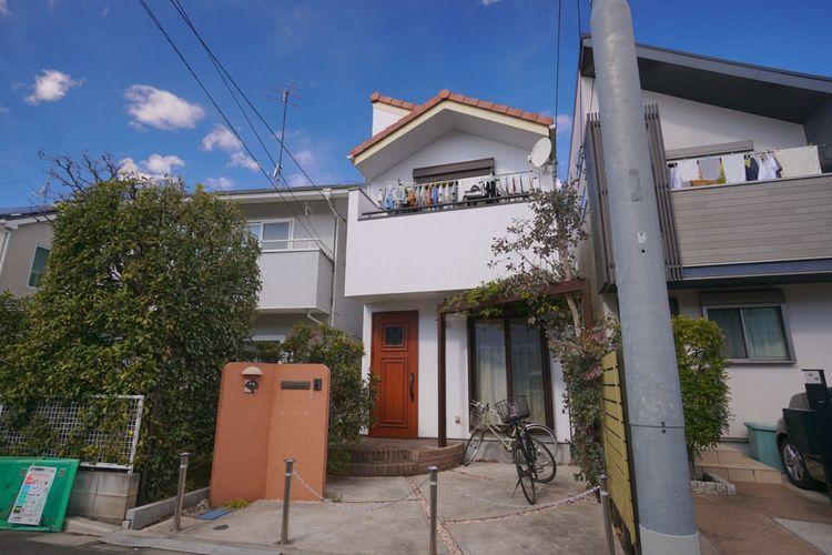現況写真 低層住宅が建ち並ぶエリアです。空が高く開放感にあふれています。