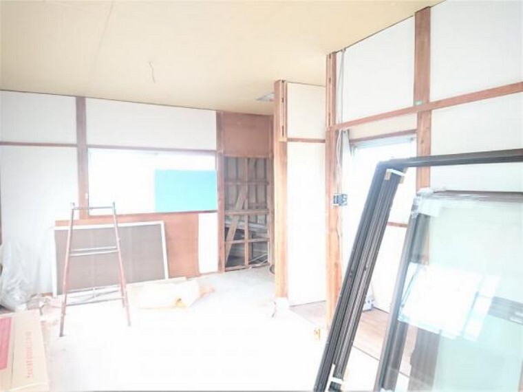 【リフォーム中】2階10.5帖洋室別角度です。3方向に窓があるため、通気も日当たりも良いですよ。夫婦のお部屋として使えますよ。