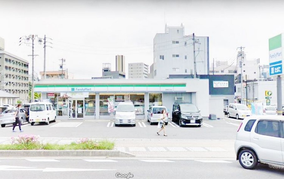 コンビニ ファミリーマート岡崎明大寺店 徒歩9分。