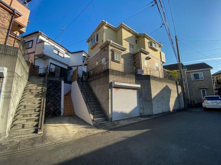 外観写真 爽やかな青空の下に贅沢なほどに降り注ぐ陽光、豊かな居住性と、クオリティが見事に調和した住空間。