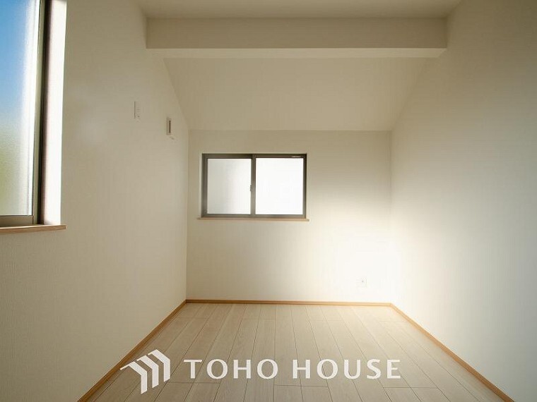 子供部屋 採光もアクセントの一つとして。プライベートルームにはやさしい光が射し込んでいます。